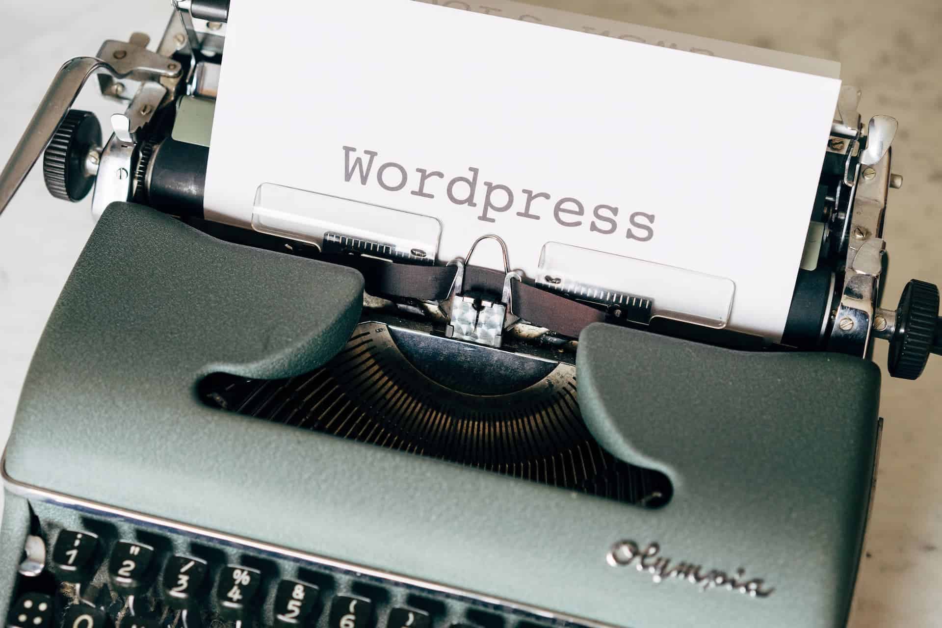 Billede af gammeldags skrivemaskine med et papir hvor der er skrevet wordpress
